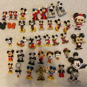 Mickey Mouse (and 3 Minnie Mouse). Lot of 39 Mickey/Minnie figures